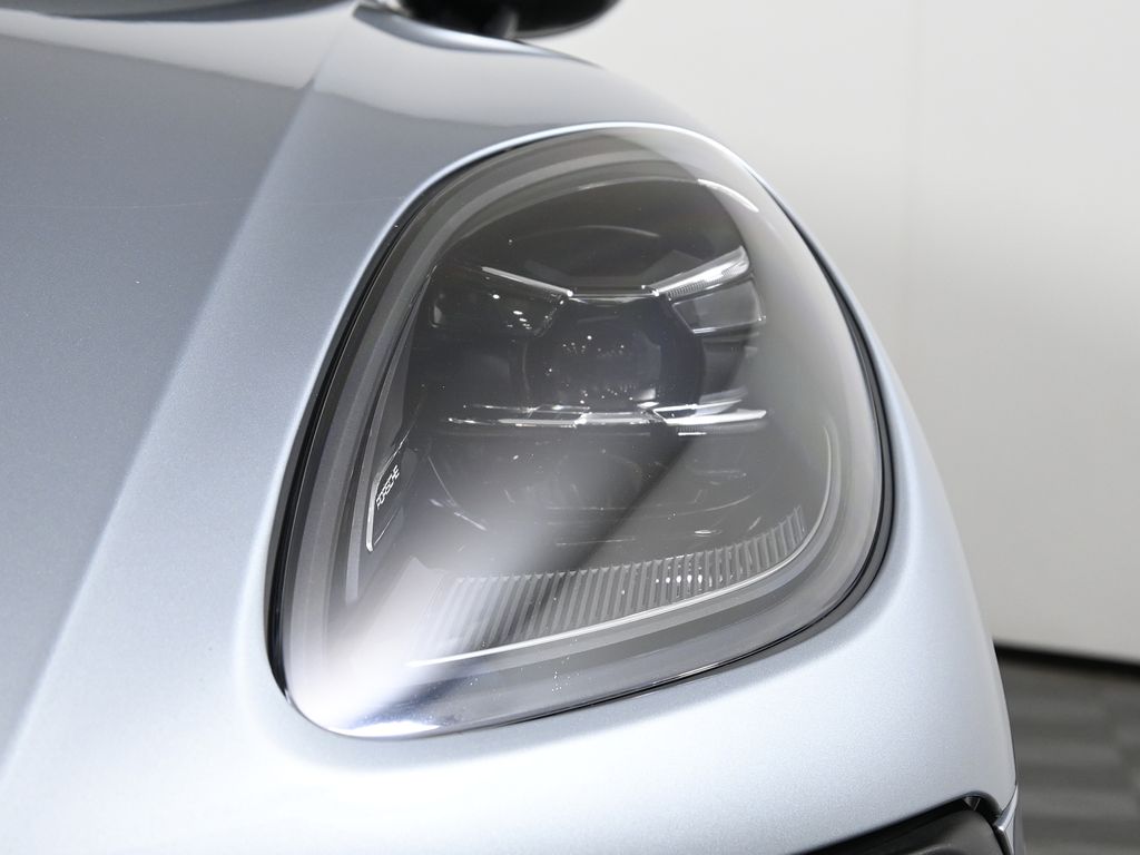 Thumbnail: 2025 Porsche Macan - 11