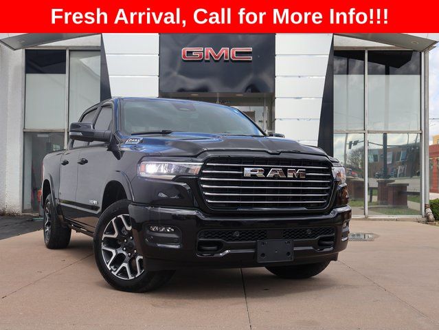 Diamond Black Crystal Pearlcoat 2025 RAM 1500 Laramie Crew Cab 4WD Pickup Truck Four-Wheel Drive 8-Speed Automatic