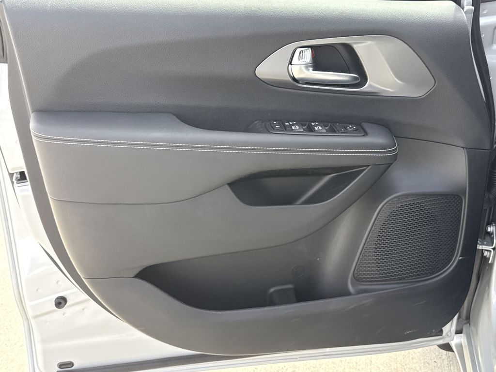 2026 Chrysler Voyager LX - 9