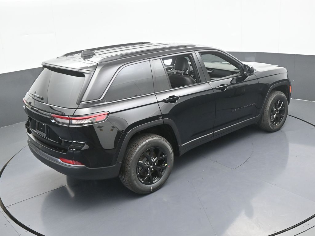 New 2026 Diamond Black Crystal Pearlcoat Jeep Laredo image 44