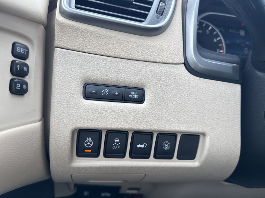 Used 2023 White Nissan Platinum image 11