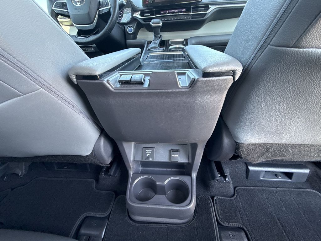 Thumbnail: 2021 Toyota Sienna - 18