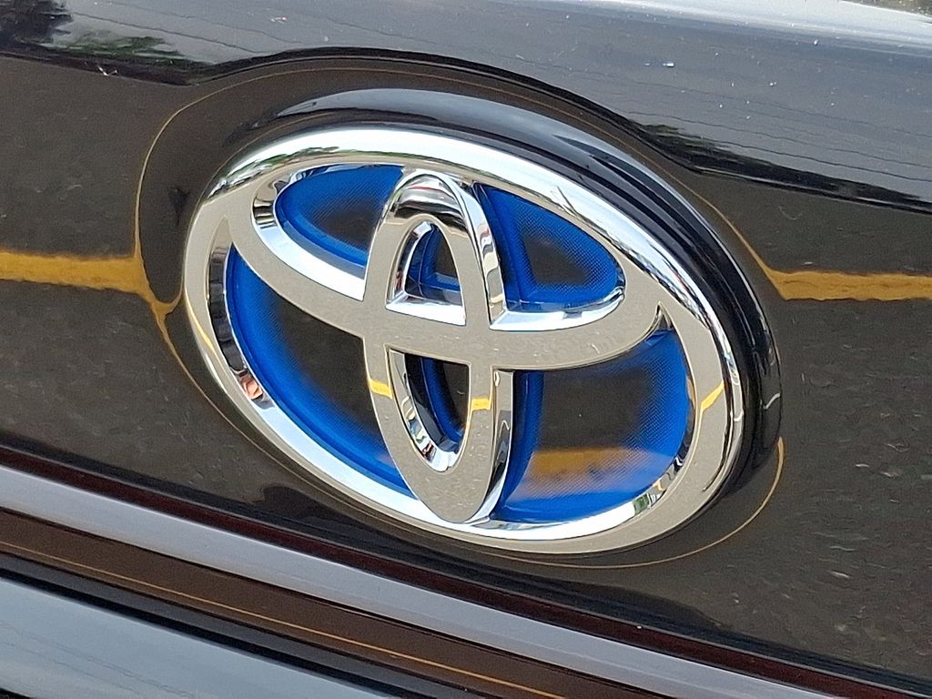 2025 Toyota Corolla LE 18