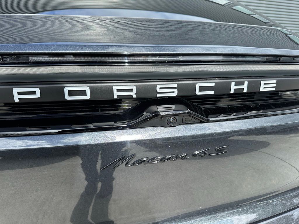 2025 Porsche Macan T 10