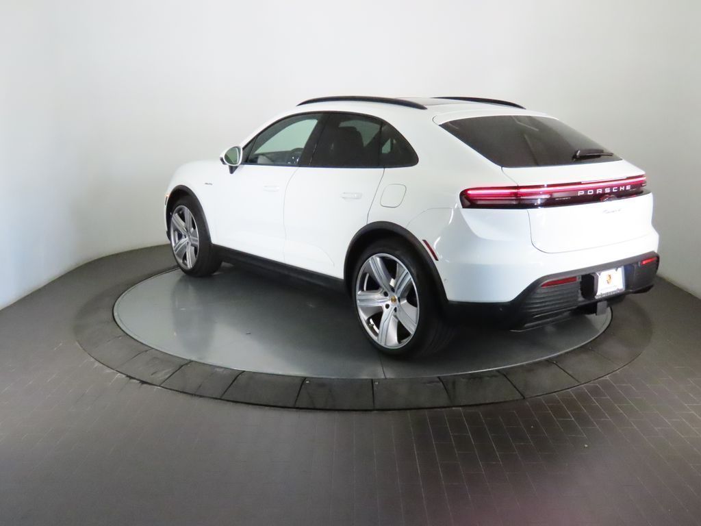 Thumbnail: 2026 Porsche Macan - 3