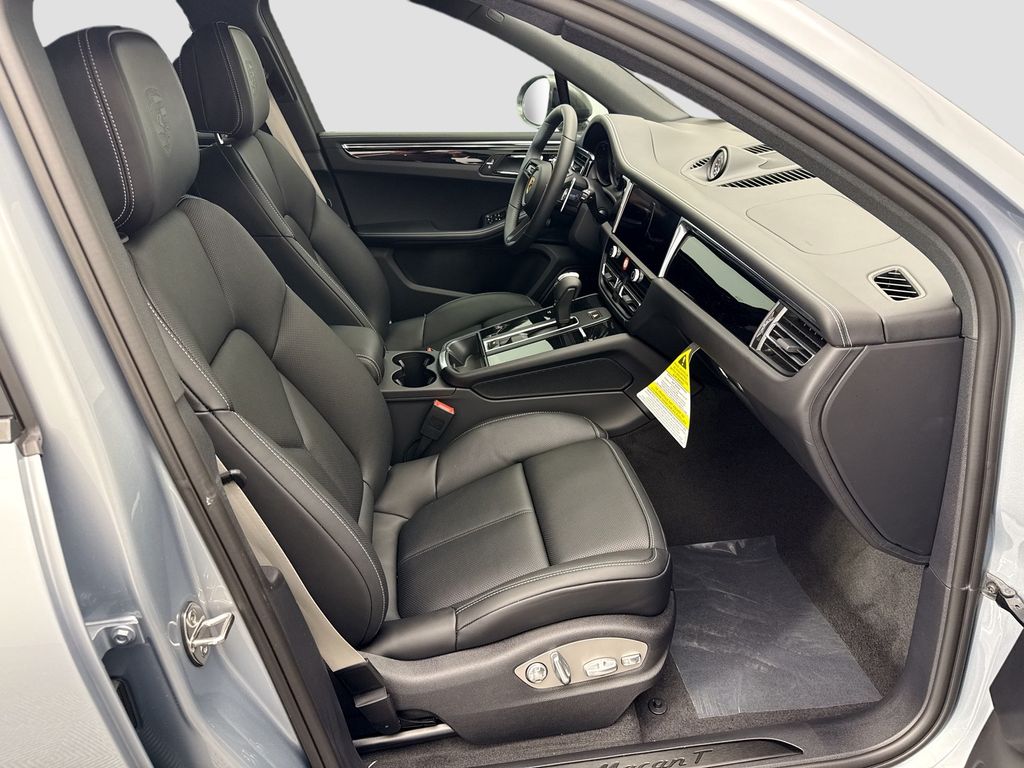 Thumbnail: 2026 Porsche Macan - 22