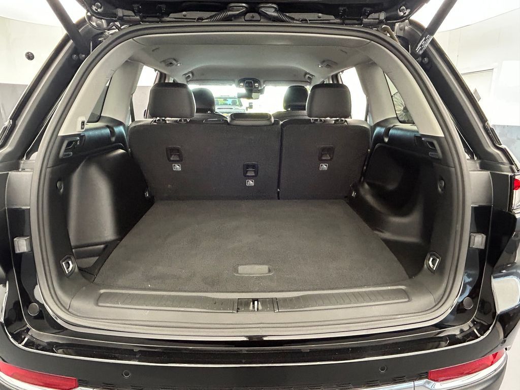 Used 2024 Diamond Black Crystal Pearlcoat Jeep Limited image 37