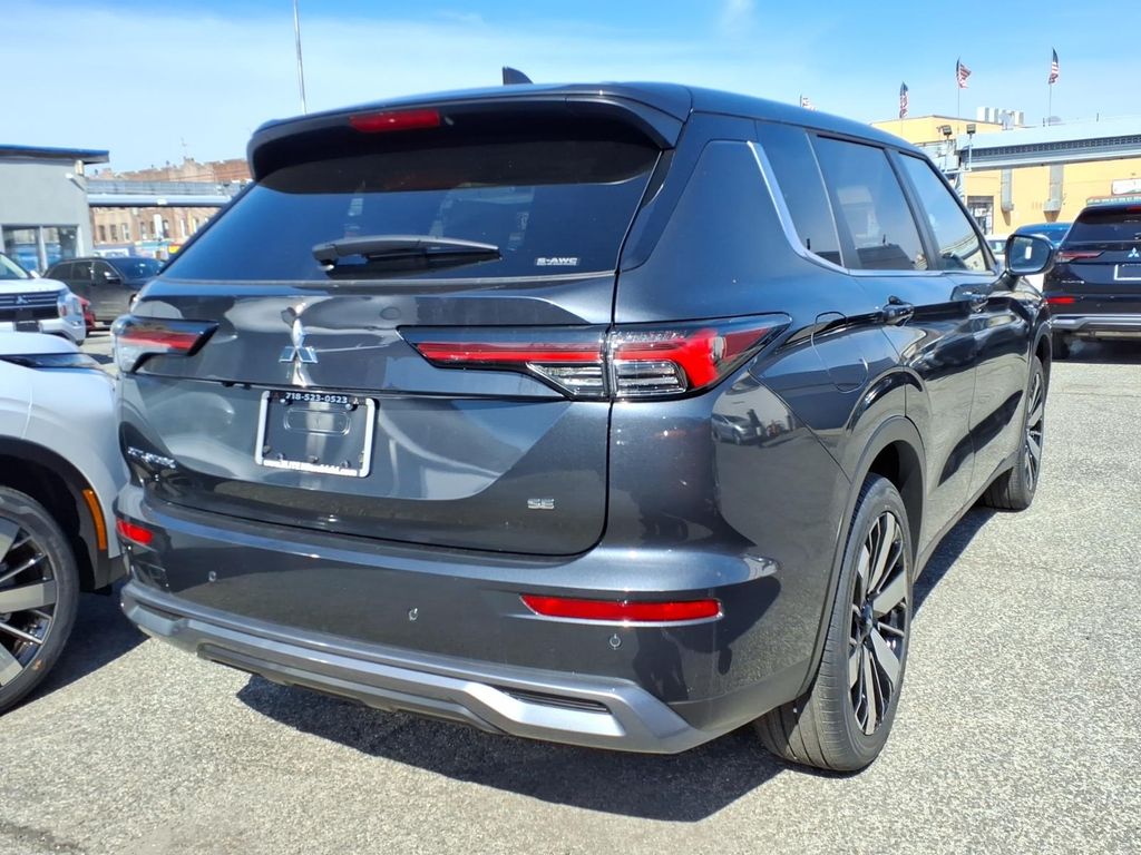 2026 Mitsubishi Outlander SE - Photo 6