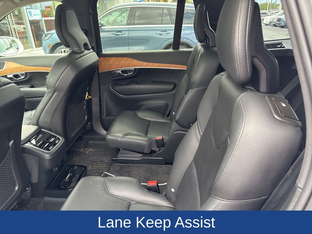 2022 Volvo XC90 T6 Momentum 6-Passenger