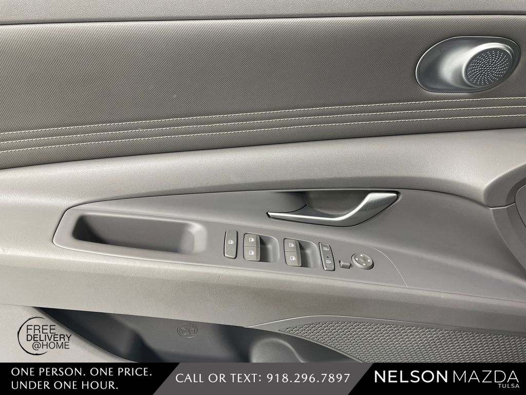 Used 2022 Black Hyundai SEL image 18