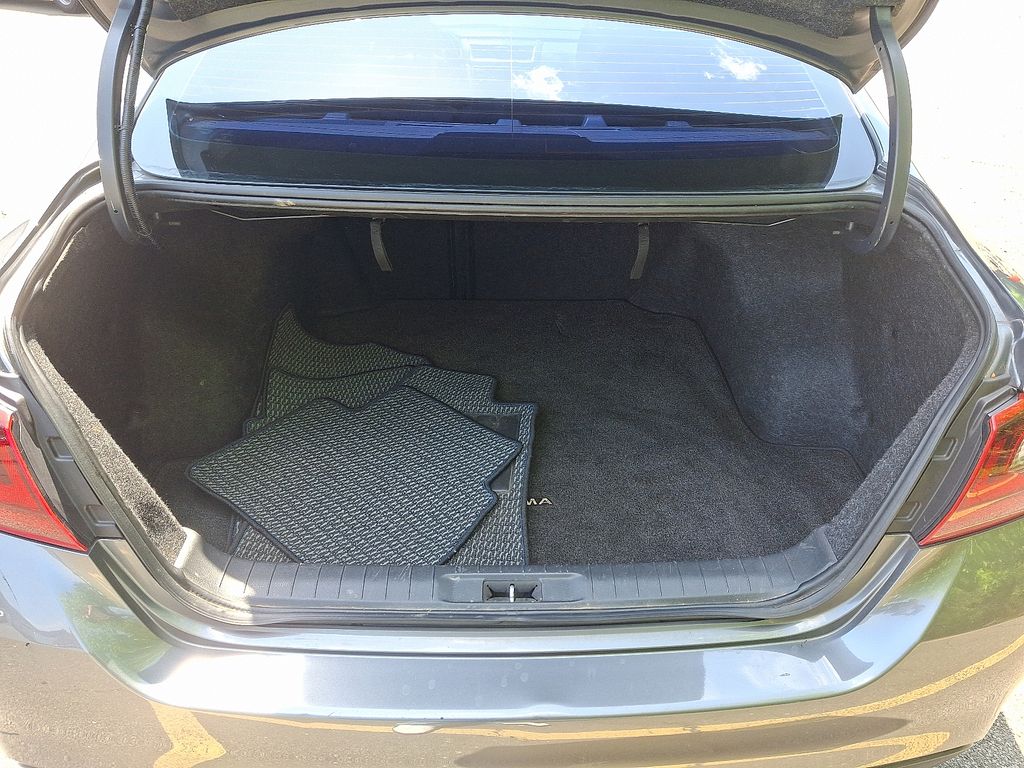 2017 Nissan Altima SR 27