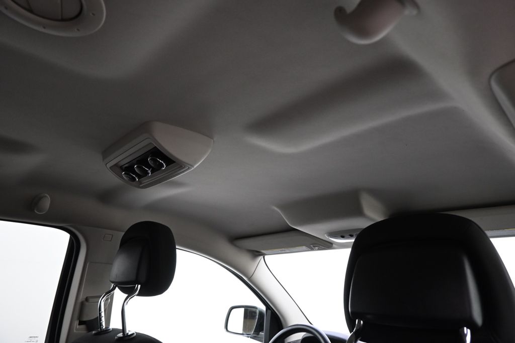 Used 2017 White Dodge SXT image 17