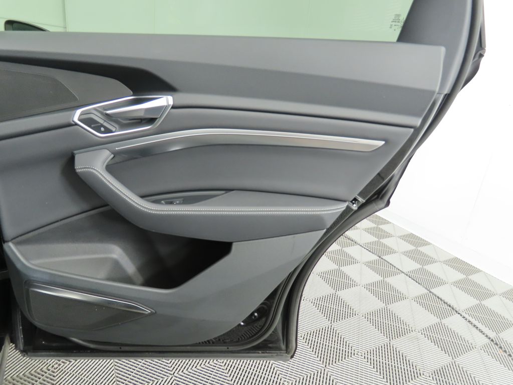 Thumbnail: 2020 Audi e-tron - 27