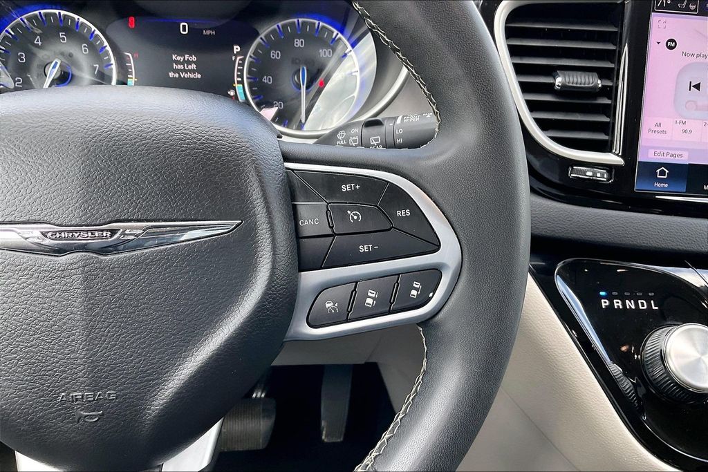Used 2023 Chrysler Pacifica Touring L 4D Passenger Van