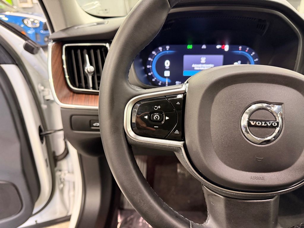 Thumbnail: 2023 Volvo XC60 - 13