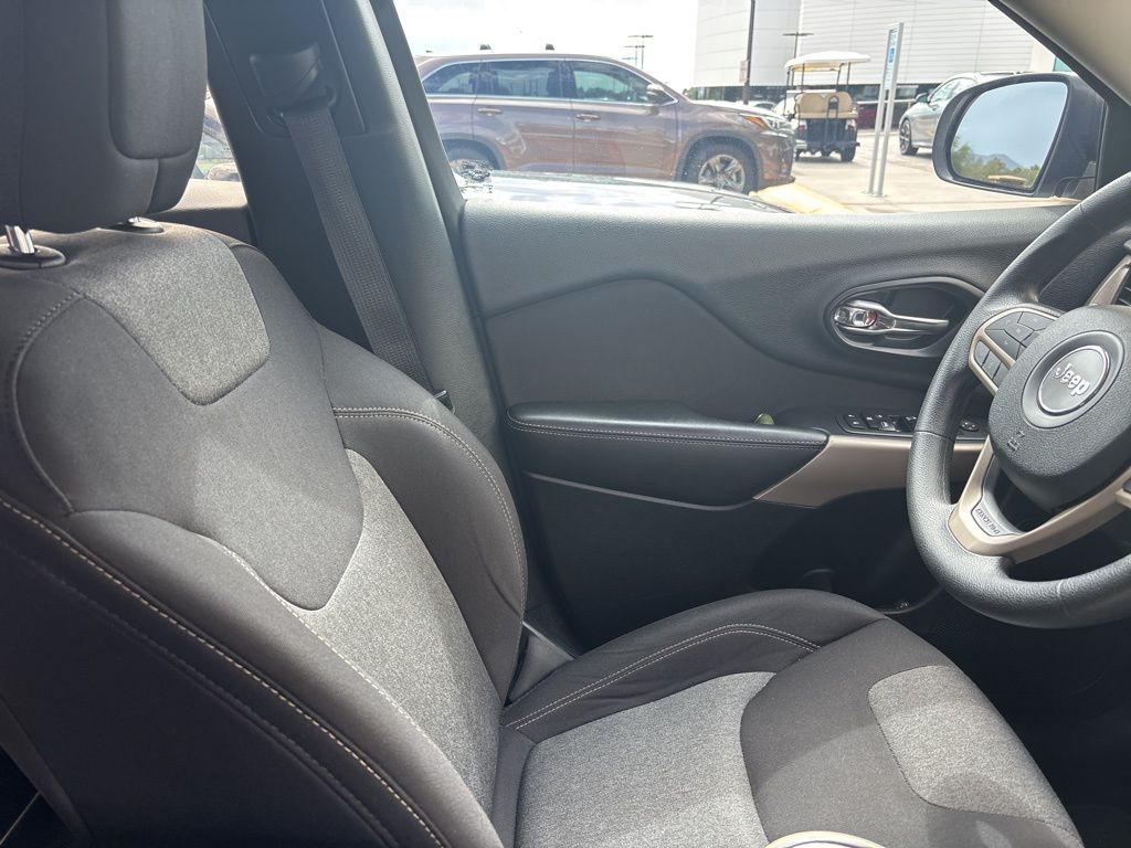 Thumbnail: 2017 Jeep Cherokee - 4