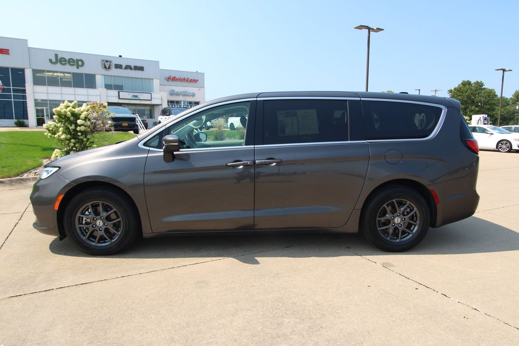 Used 2023 Chrysler Pacifica Van