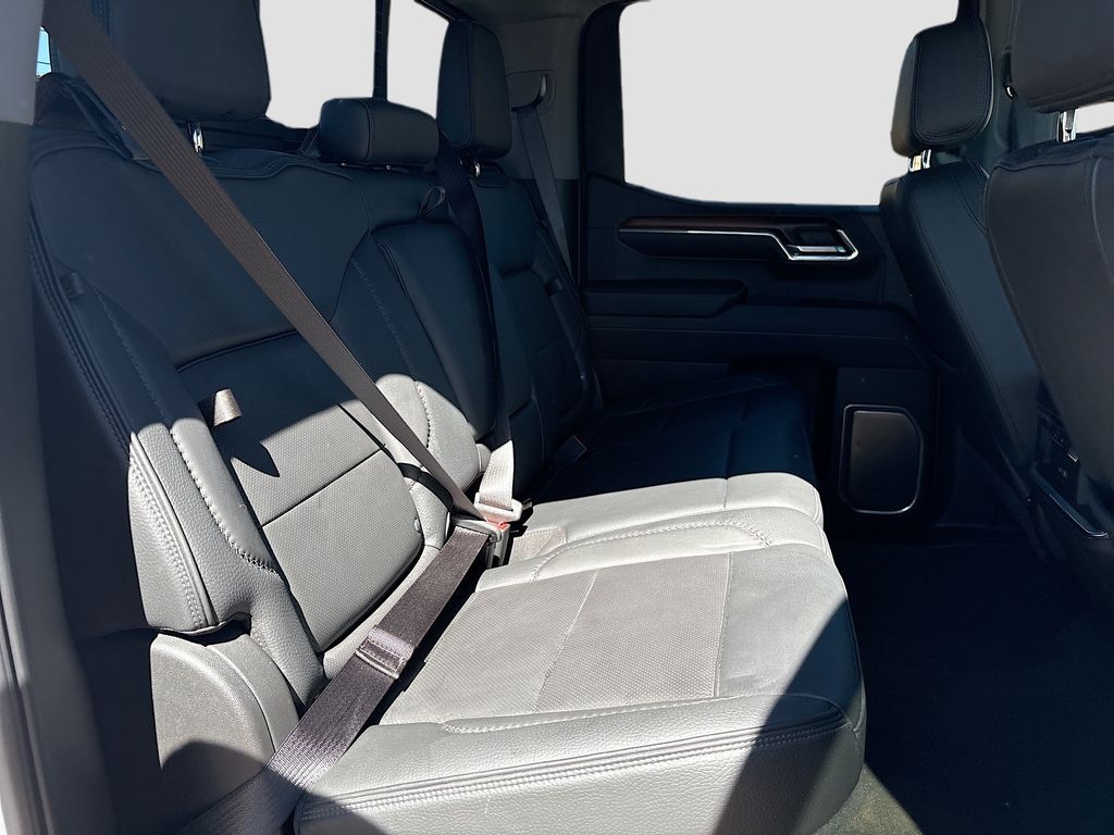 Used 2025 White GMC Denali image 29