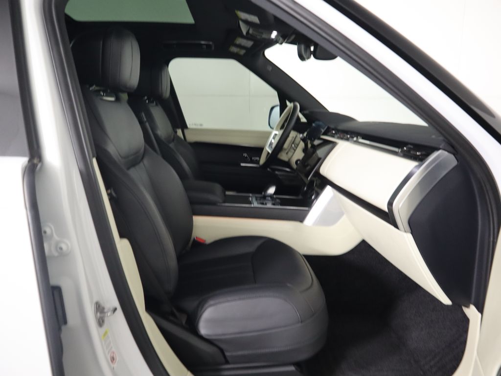 2023 Land Rover Range Rover SE 21