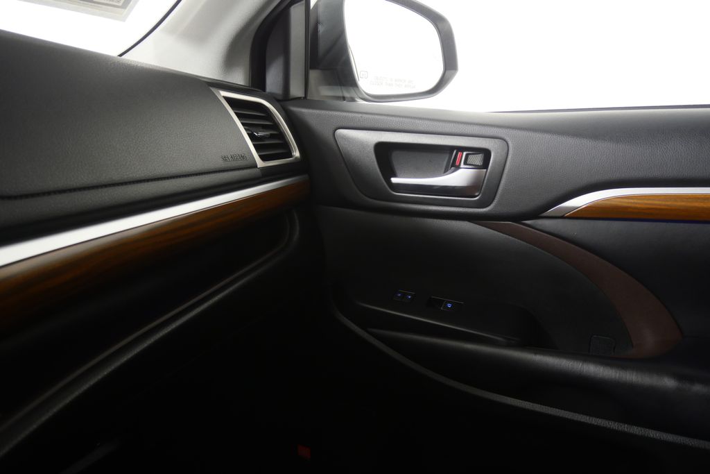 Thumbnail: 2019 Toyota Highlander - 28