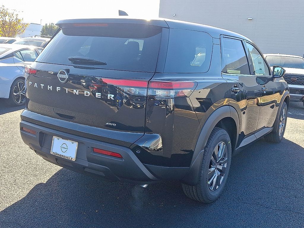 2025 Nissan Pathfinder S 4