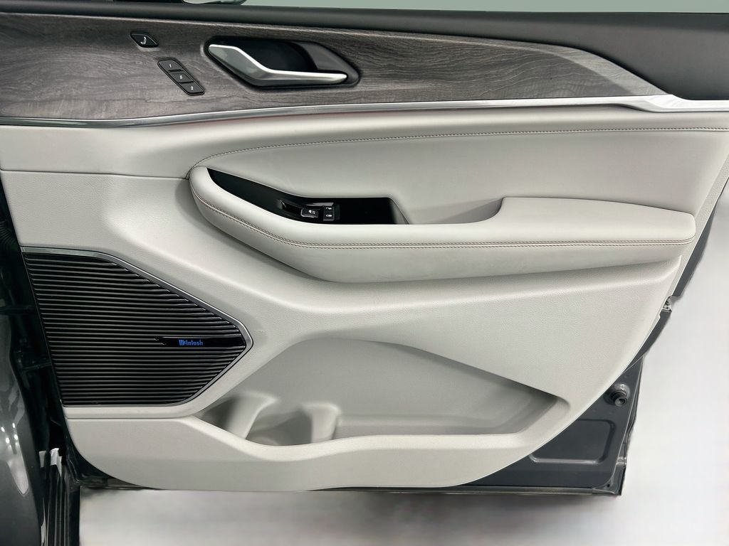 Thumbnail: 2022 Jeep Grand Cherokee - 24