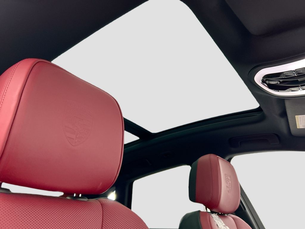 Thumbnail: 2026 Porsche Macan - 21