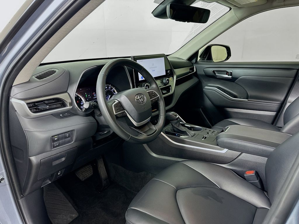 2023 Toyota Highlander XLE 9