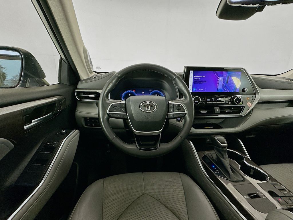 Thumbnail: 2023 Toyota Highlander - 23