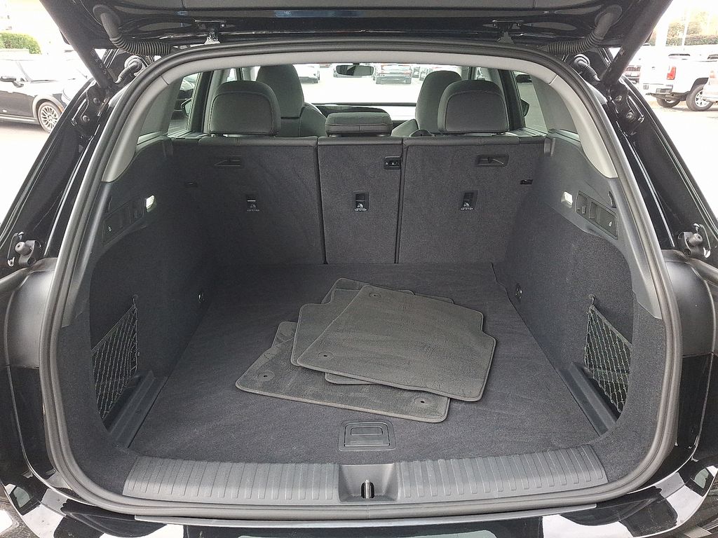 Thumbnail: 2025 Audi Q6 e-tron - 27