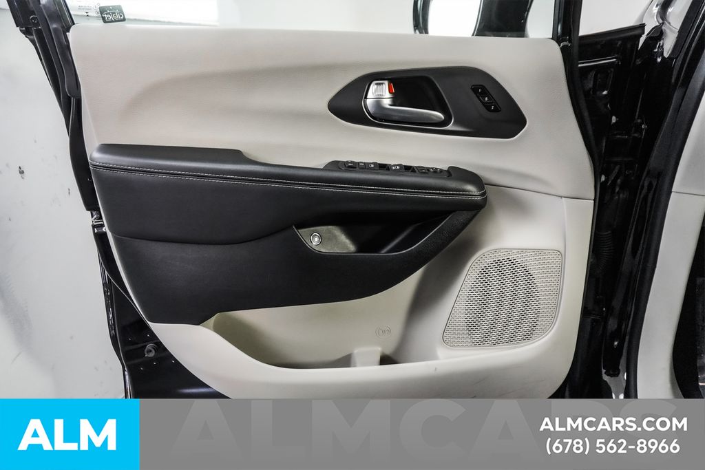 Used 2024 Black Chrysler Select image 47
