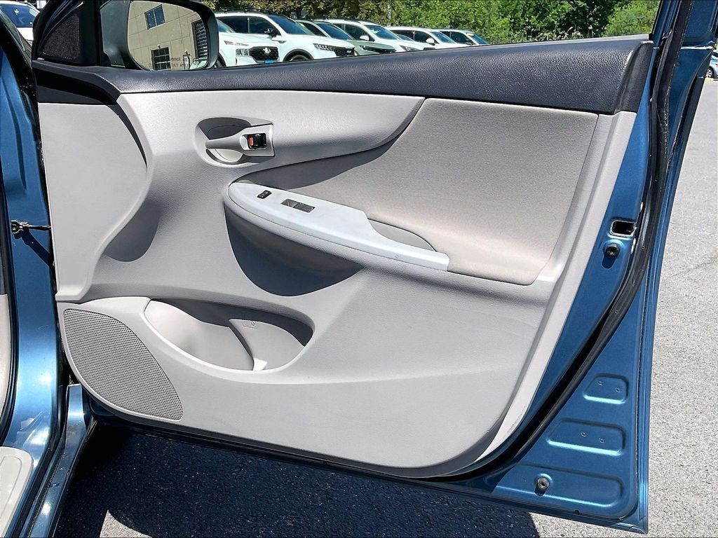 2013 Toyota Corolla — photo 12
