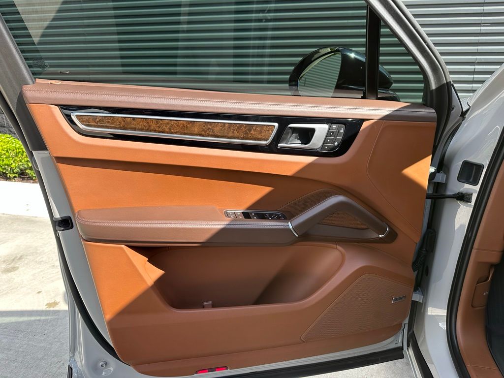 Thumbnail: 2022 Porsche Cayenne - 14