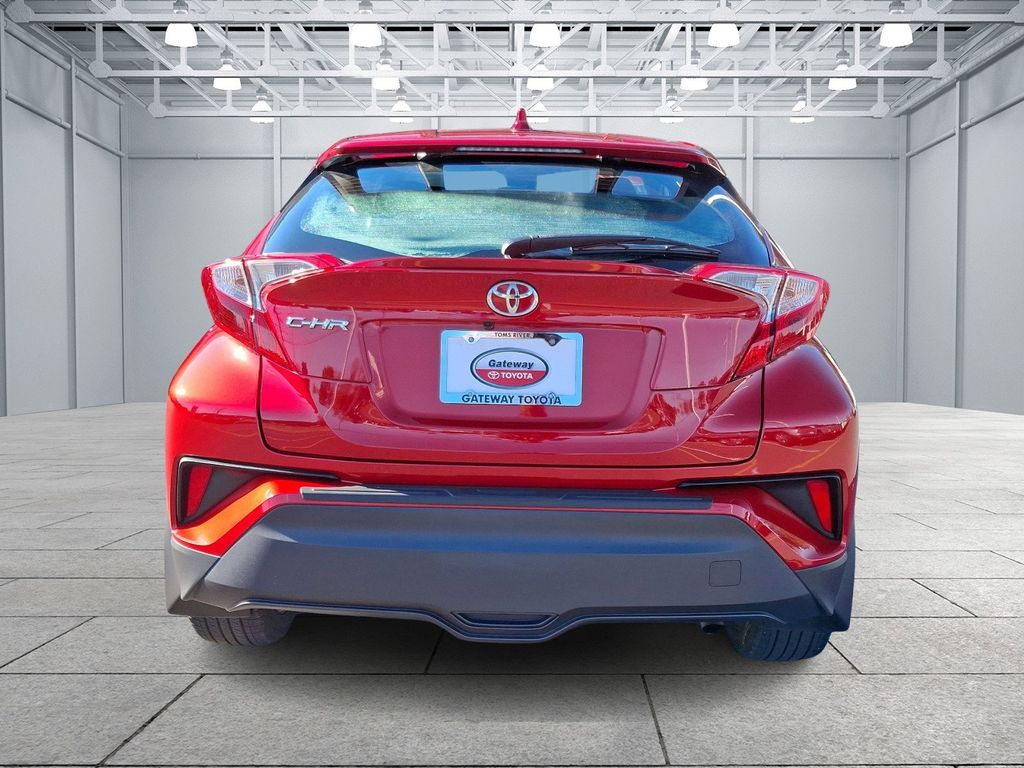 2022 Toyota C-HR XLE 5