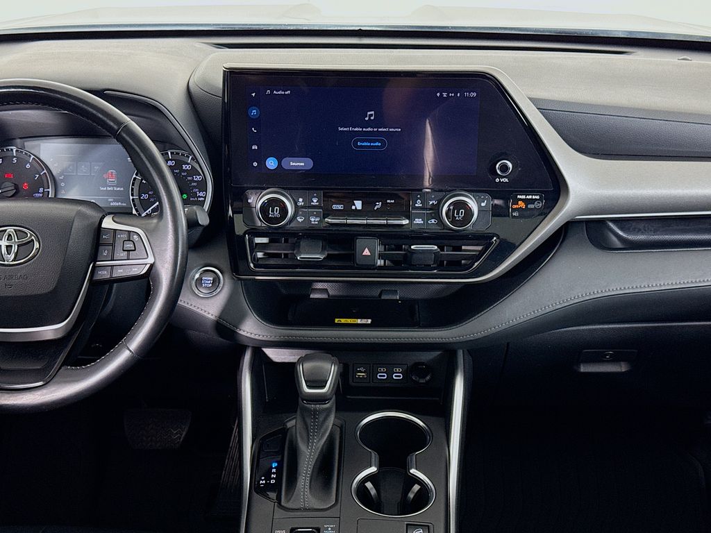 Thumbnail: 2023 Toyota Highlander - 14