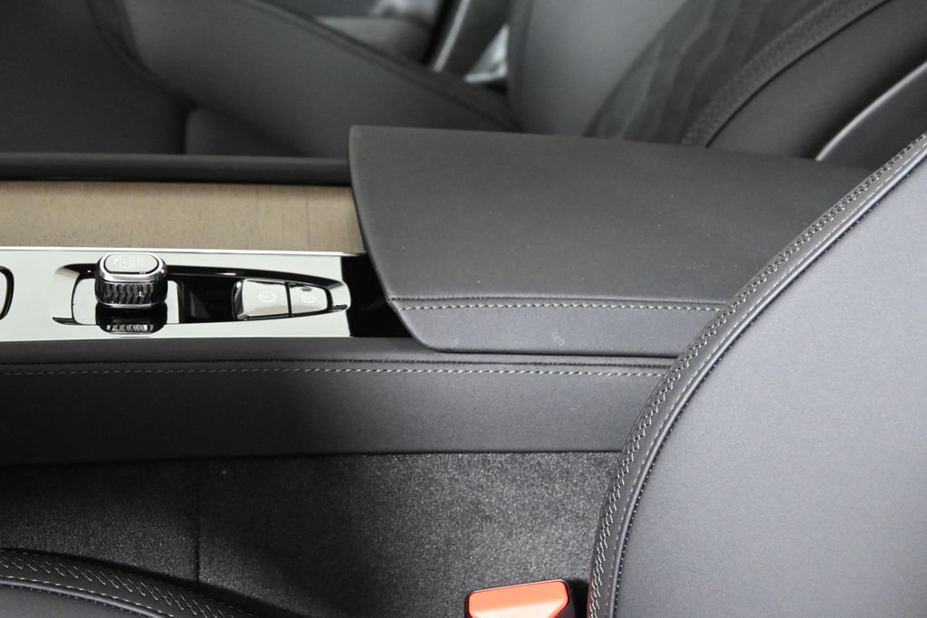 Thumbnail: 2025 Volvo XC90 - 25