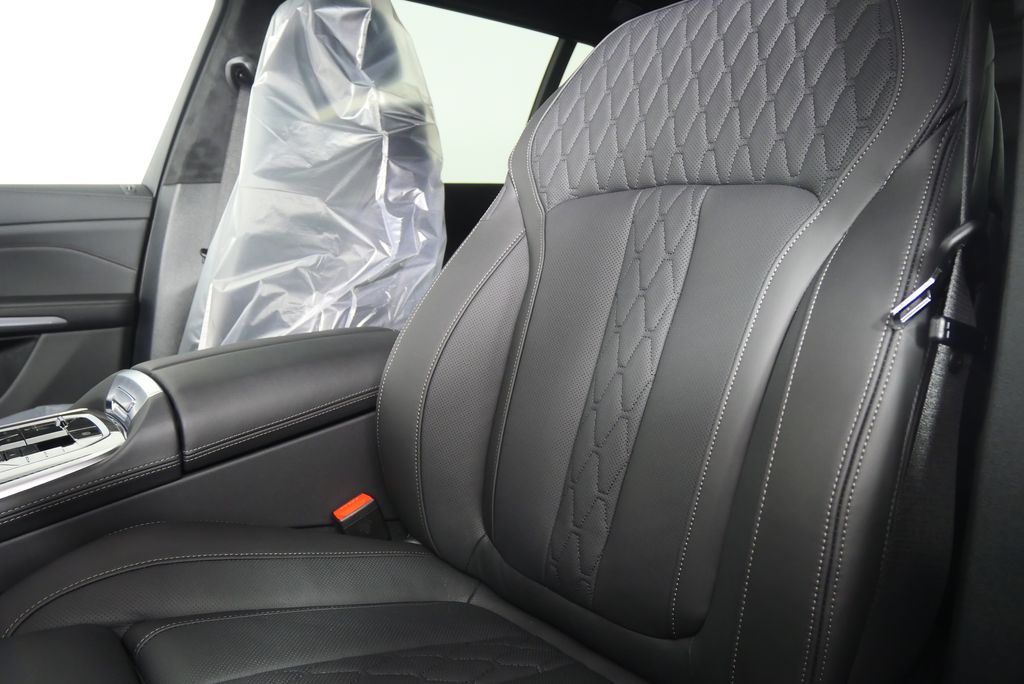 2026 BMW X7 M60i 11