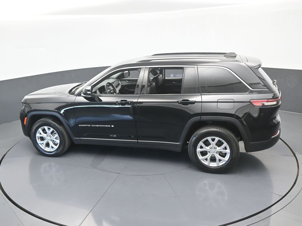 Used 2024 Diamond Black Crystal Pearlcoat Jeep Limited image 56