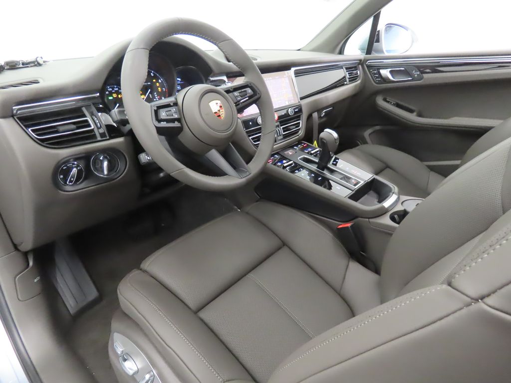 Thumbnail: 2026 Porsche Macan - 4