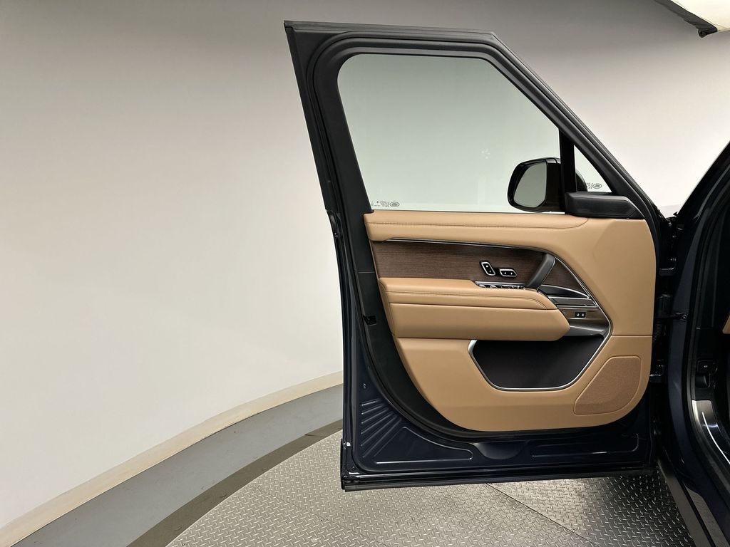 2025 Land Rover Range Rover SE 8