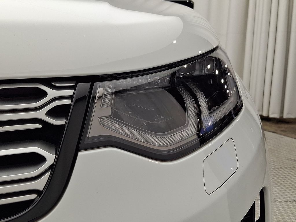 Thumbnail: 2023 Land Rover Discovery Sport - 9