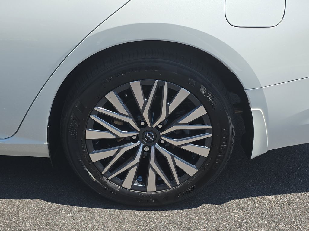 2025 Pearl White Tricoat Nissan Altima 2.5 SV FWD Sedan