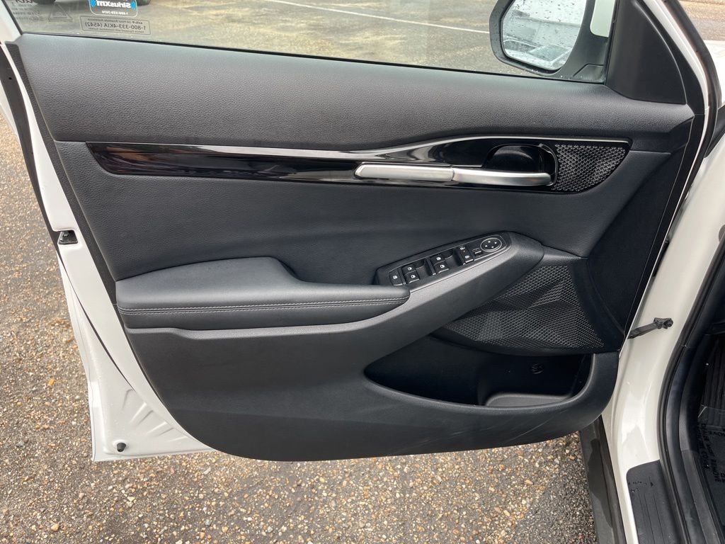 Used 2024 White Kia X-Line image 12
