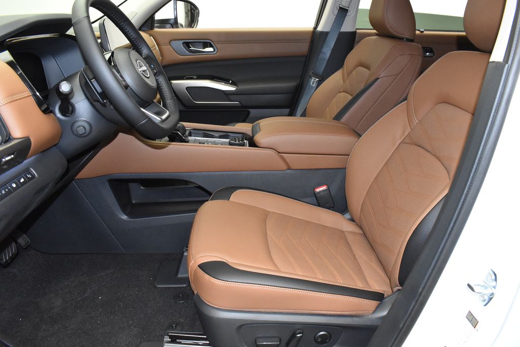 2025 Nissan Pathfinder Platinum 14