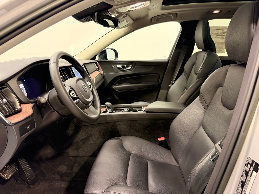 Thumbnail: 2023 Volvo XC60 - 10