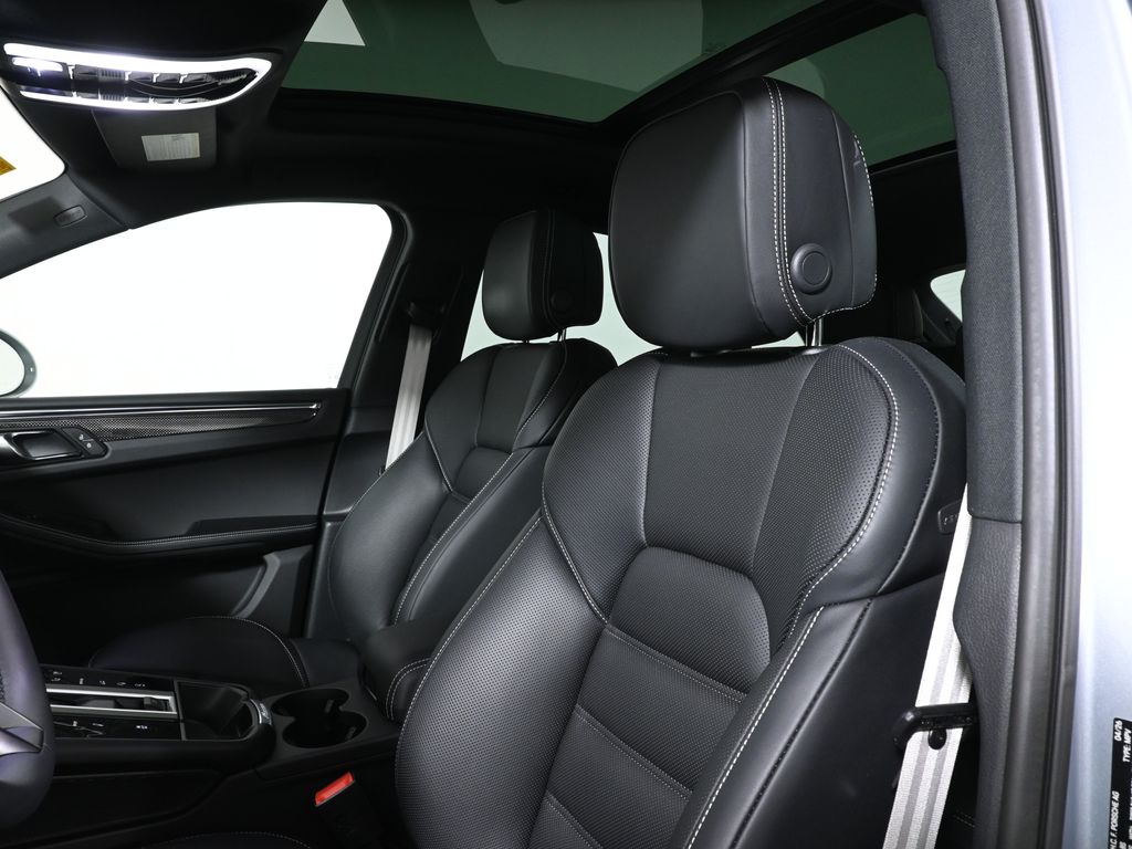 Thumbnail: 2026 Porsche Macan - 6