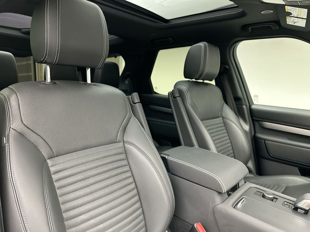 Thumbnail: 2023 Land Rover Discovery - 6