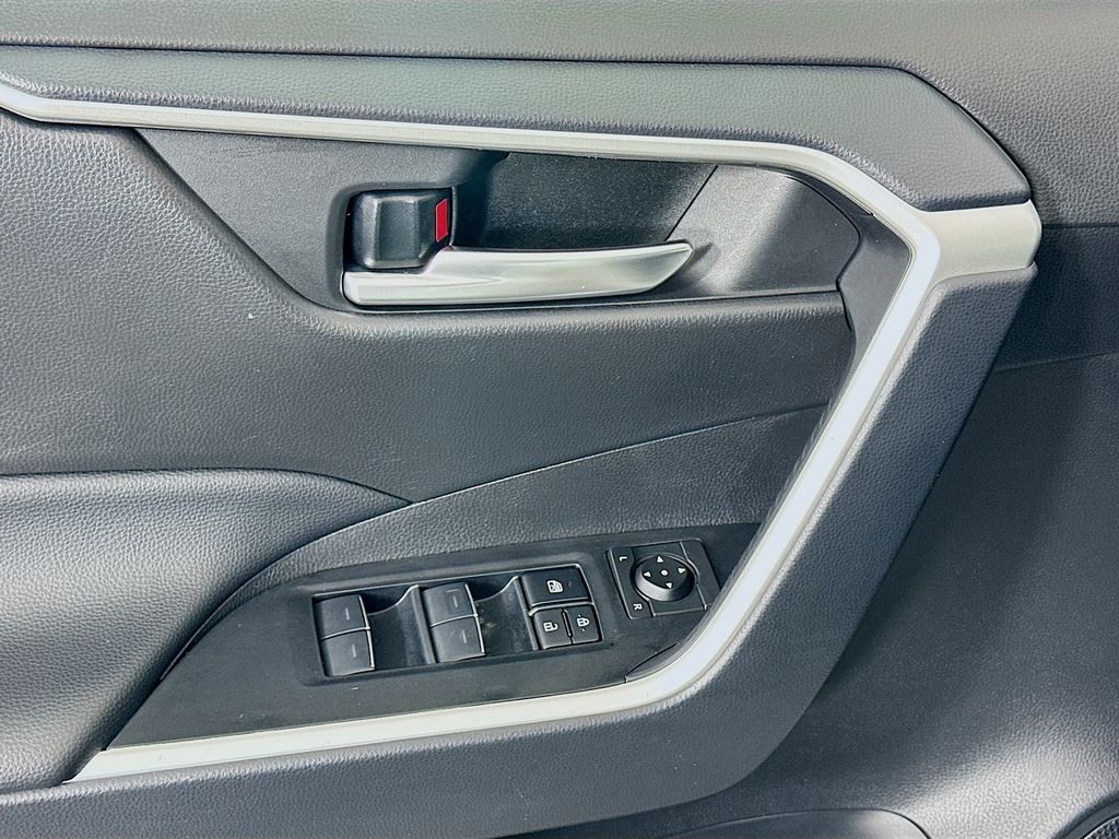 Thumbnail: 2025 Toyota RAV4 - 17