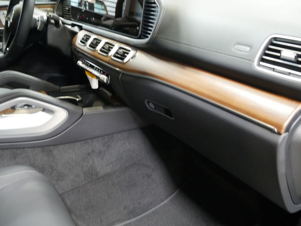 Thumbnail: 2026 Mercedes-Benz GLE - 30