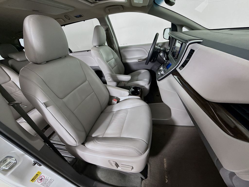 Thumbnail: 2017 Toyota Sienna - 29